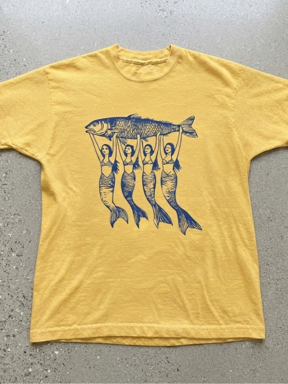 Gildan T-shirt Mermaids Holding Fish Graphic Tee